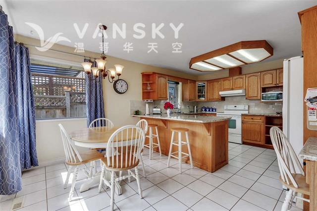 250203112721_eating area kitchen .jpeg